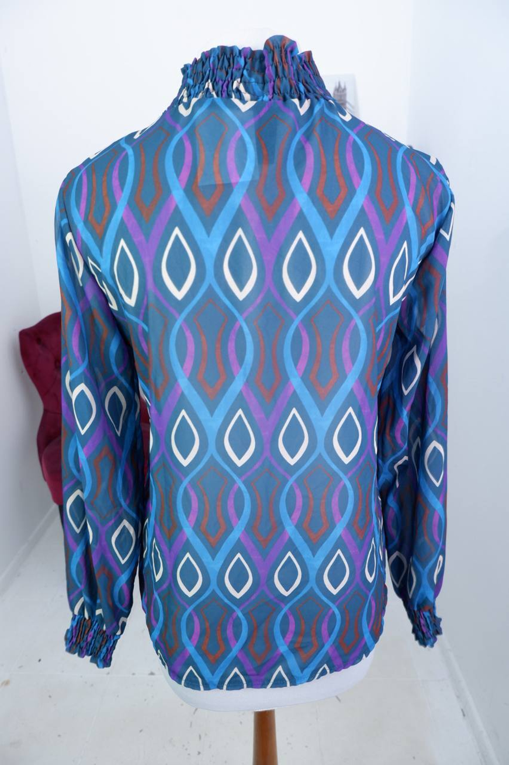 Блузка красивой расцветки, визуально на 46 размер