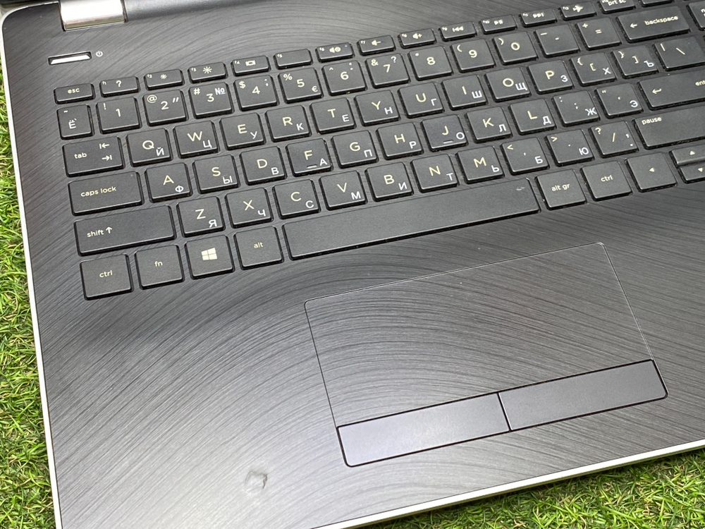 Ноутбук HP i7-7/8GB/1TB/Radeon 530/ 15-bs085ur[1vh79ea]/Windows 10