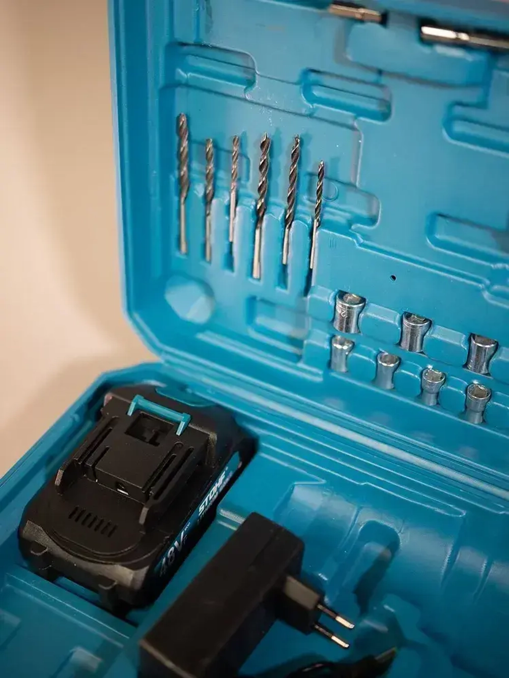 Бесщеточный Шуруповерт 21v и набор насадок 24 предмета