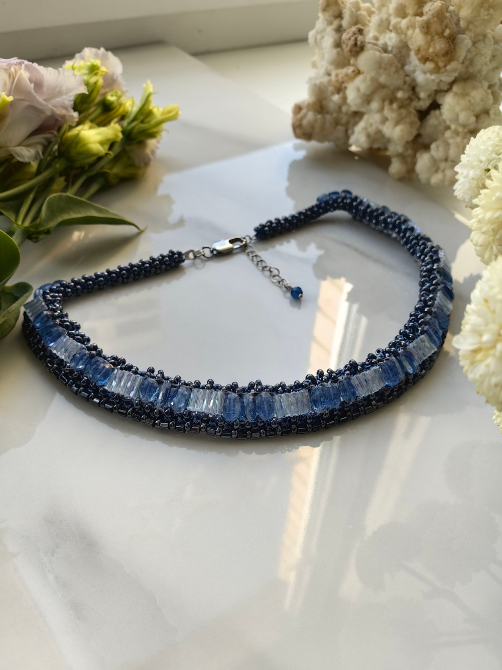 Чокер/стойка ручной работы из бисера и камня Кианит