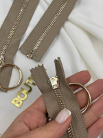 Молния бежевая с золотистым массивным кольцом