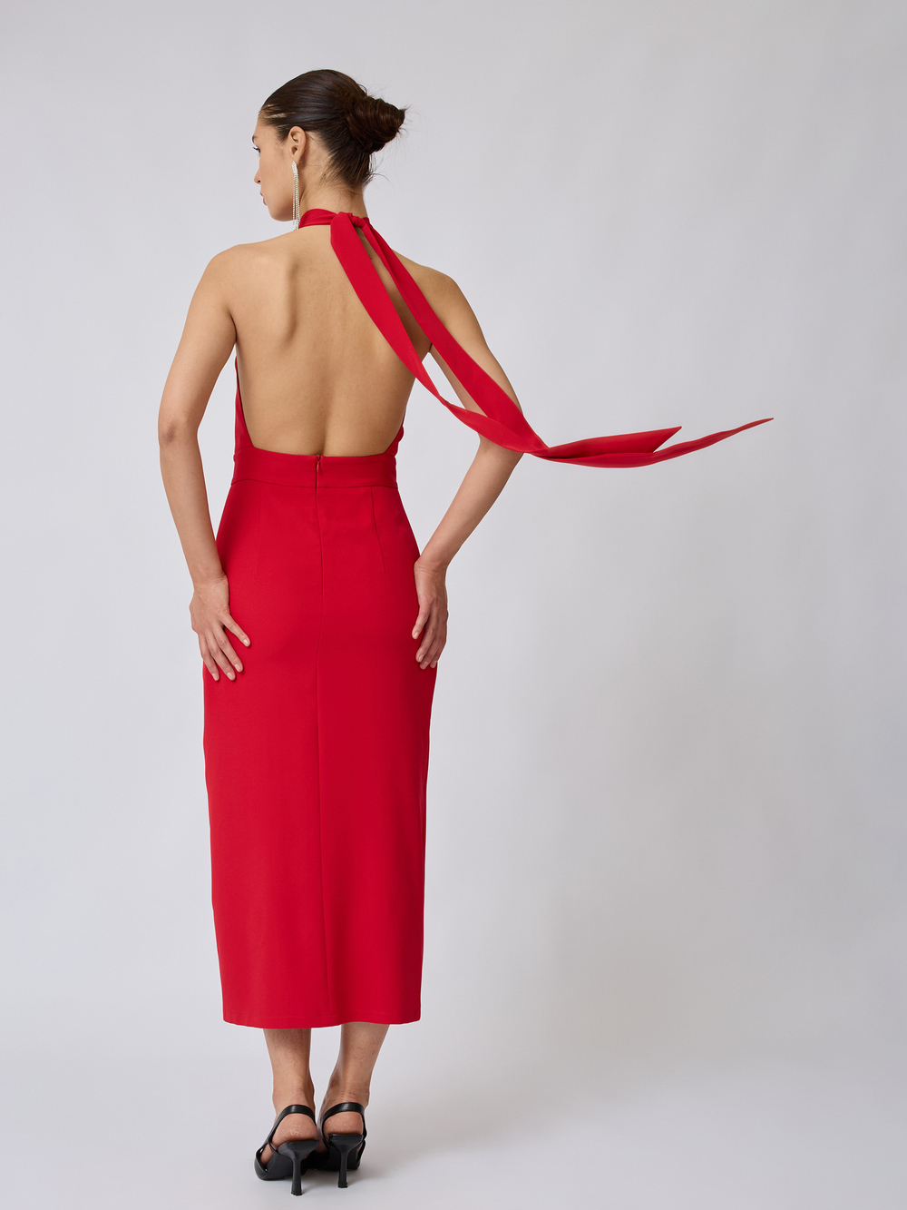 Платье с открытой спинкой