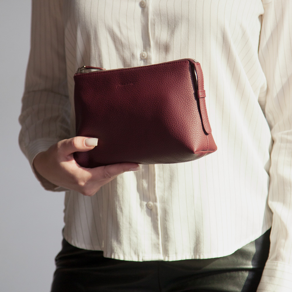 Женская косметичка Comete Easy из натуральной кожи теленка, бордового цвета