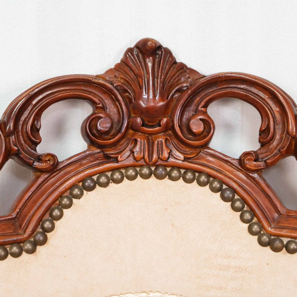 Стул с тисненой золотом кожей