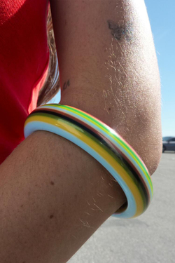 ZARA НАБОР ИЗ ДВУХ БРАСЛЕТОВ В ПОЛОСКУ ИЗ СМОЛЫ, РАЗНОЦВЕТНЫЙ