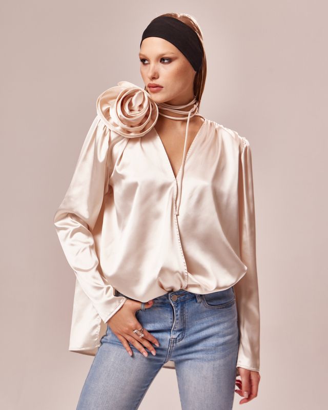 Блуза с цветком