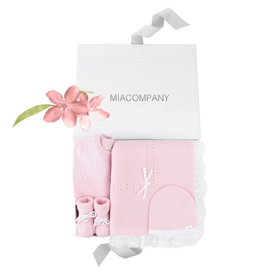 Подарочный набор на выписку из хлопка: плед, комбинезон с кружевом, шапочка и пинетки (Розовый)