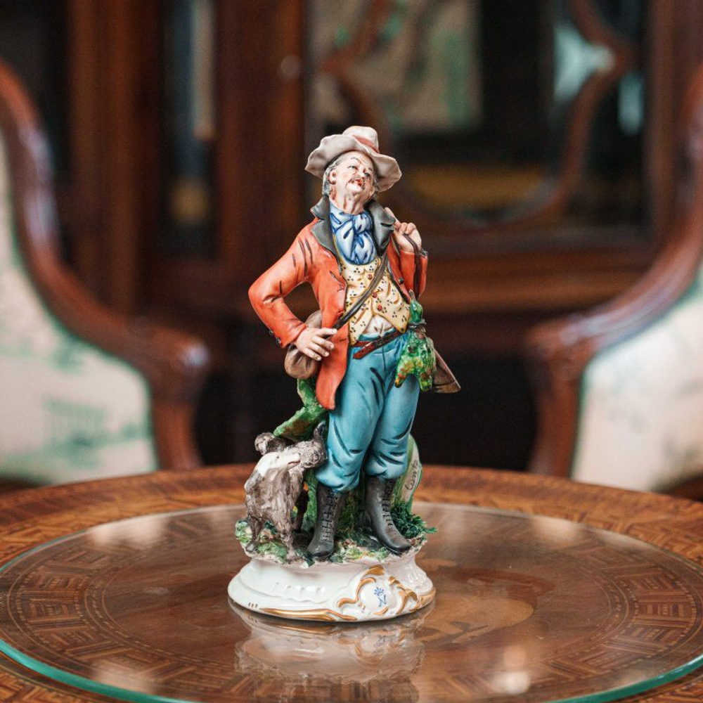 Фарфоровая мануфактура Capodimonte «Охотник с собакой»