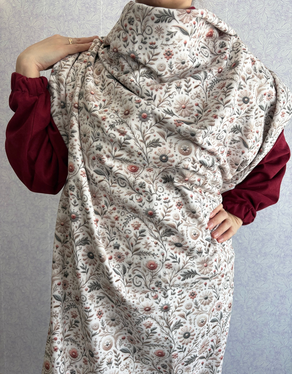 ВЫШИТЫЕ ЦВЕТЫ НА КРЕМОВОМ - Футер 2х-нитка с лайкрой, компакт пенье (ДЖ69 Маша) (к1 поперечные прожилки)