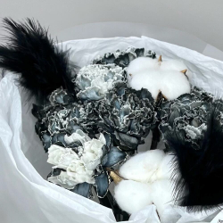 «Black swan» букет с диантусами , хлопком в стильной упаковке