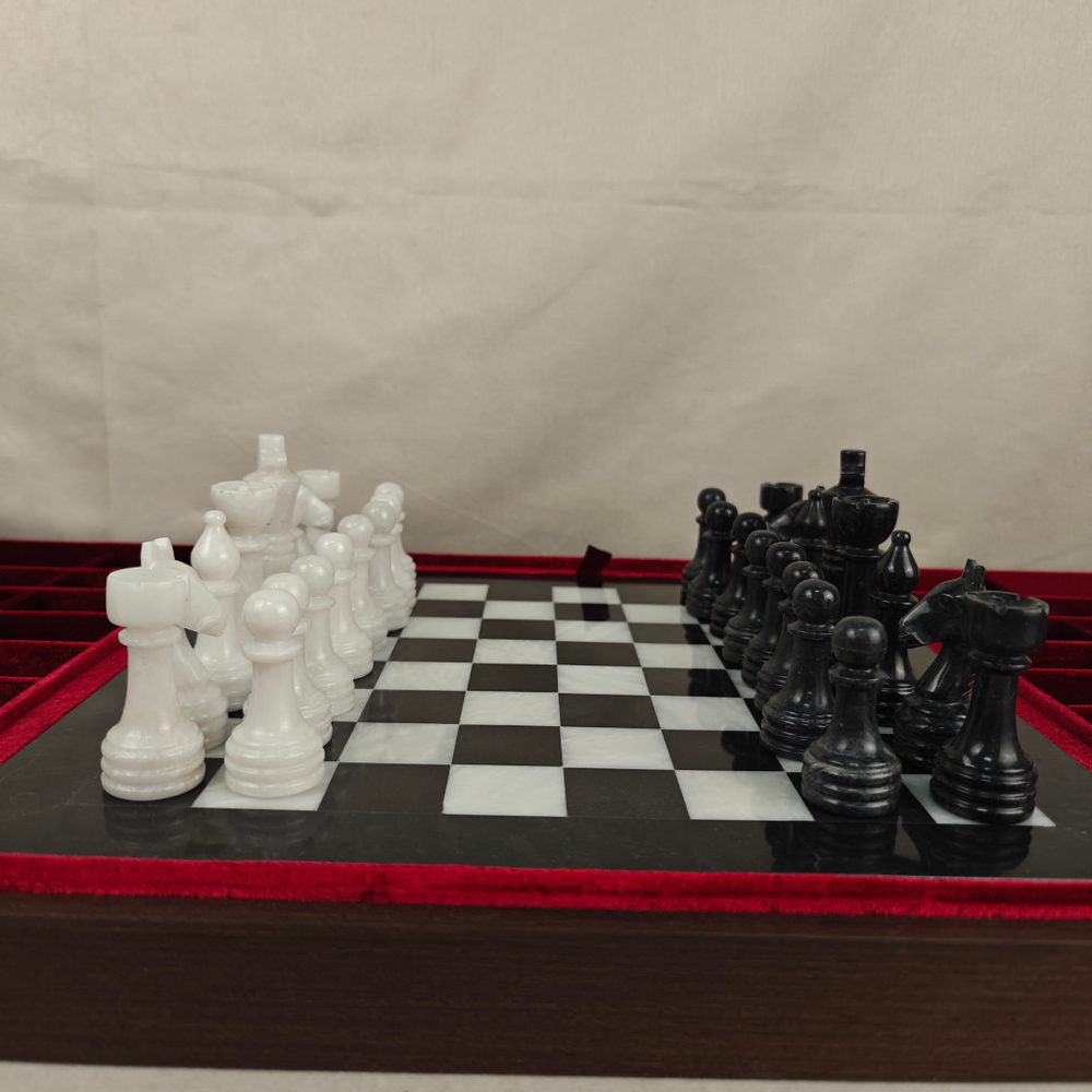Подарочные шахматы из мрамора и оникса в футляре