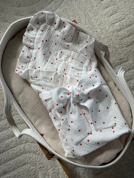 Плед из муслина с рюшами, Красные сердечки