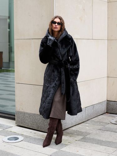 Черный комбинированный пуховик с капюшоном и поясом