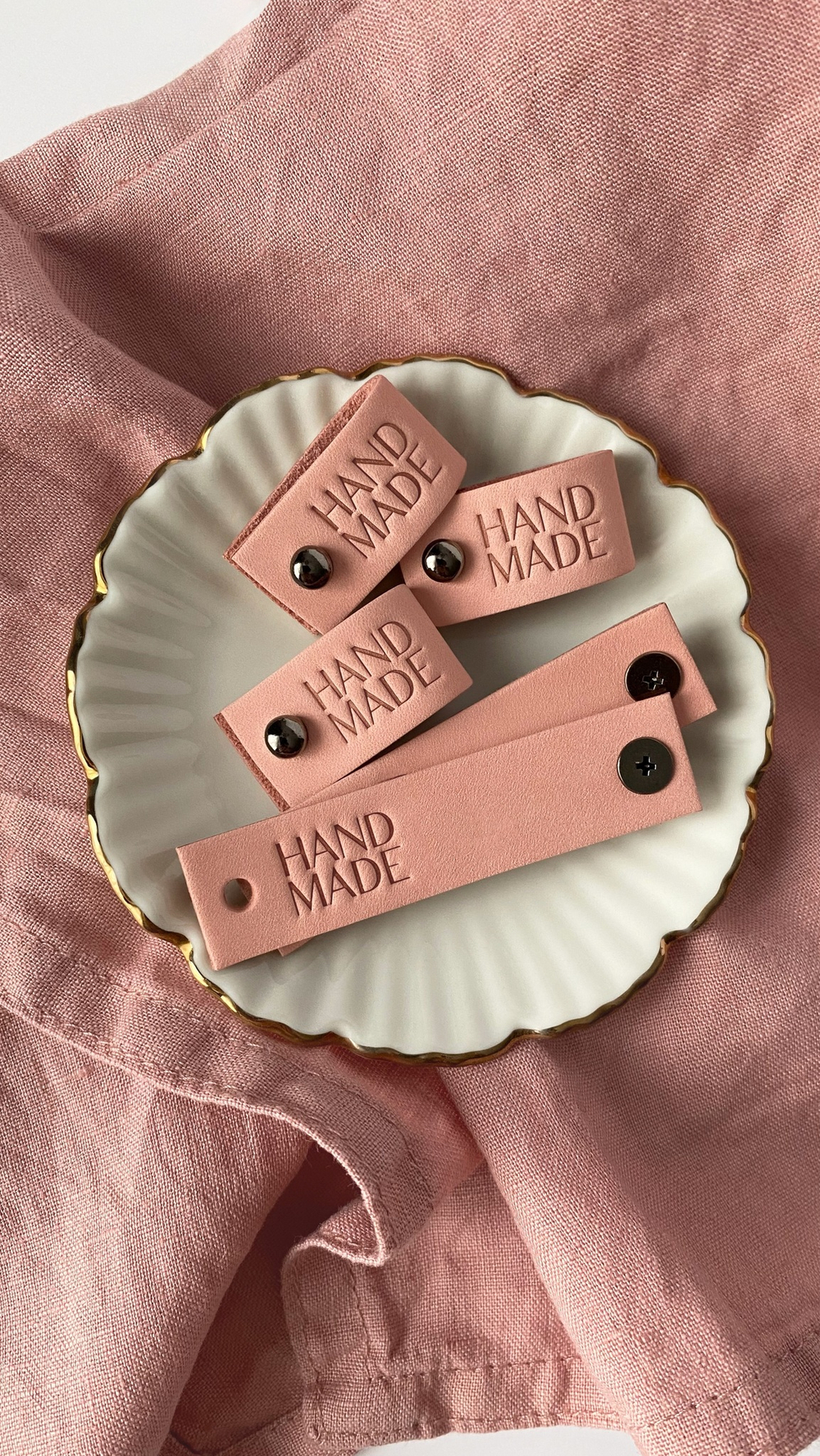НОВИНКА Кожаные бирки с тиснением на кнопке "Hand Made"