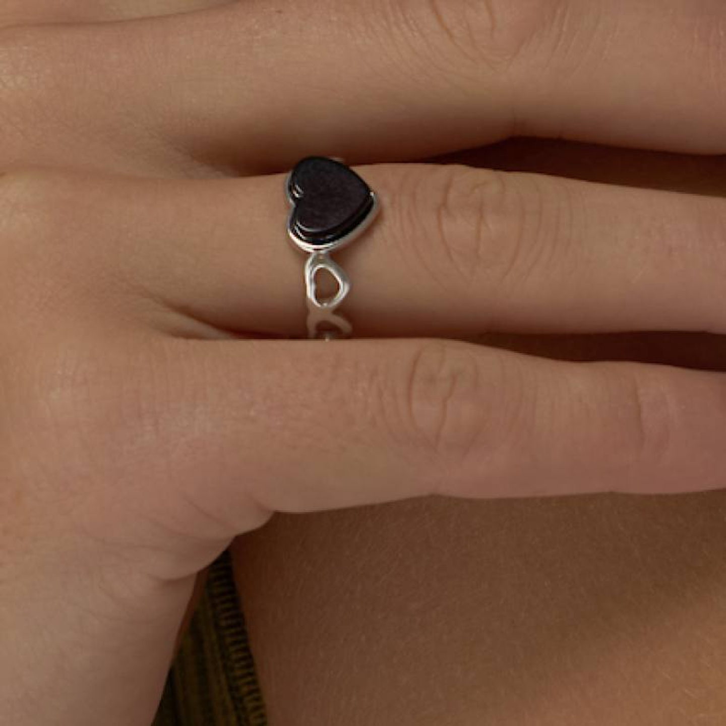 Кольцо Сердце с вишневым янтарём