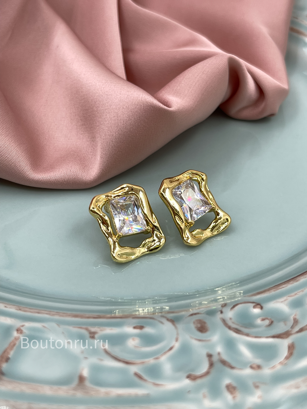 Серьги золото с мятым эффектом и кристаллом