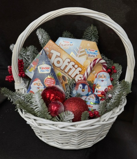 Подарочный сладкий набор конфет для детей и взрослых, декорированный пушистыми веточками живого нобилиса и яркими новогодними шарами