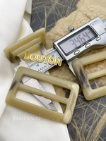 Пряжка бежевая с прожилками под "Рог"