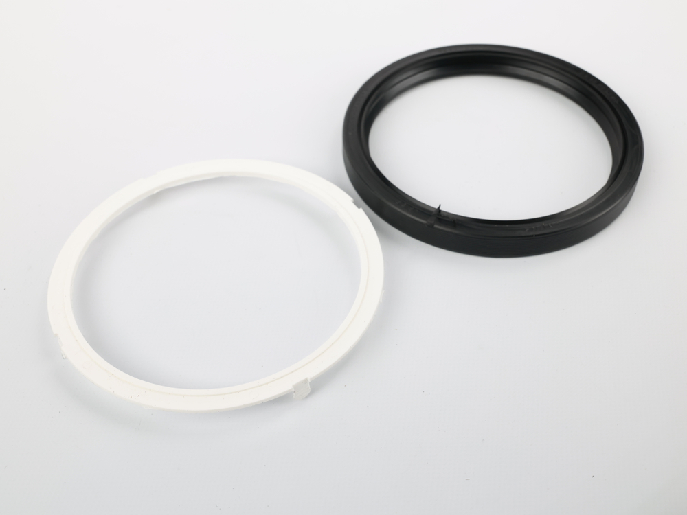 Сальник 142х168х15-2.2 а/м КАМАЗ-ЕВРО задней ступицы, чёрный с пружиной, с пласт. обоймой, NBR (Балаково)