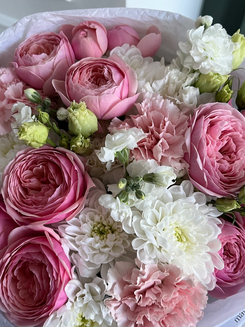 Букет сборный с пионовидными розами, маттиолой и лизиантусом