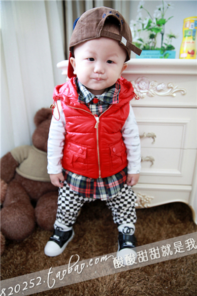 Жилет детский однотонный с капюшоном и накладными карманами