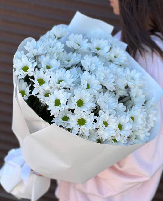 Букет из белых хризантем "Porcelain Silence"