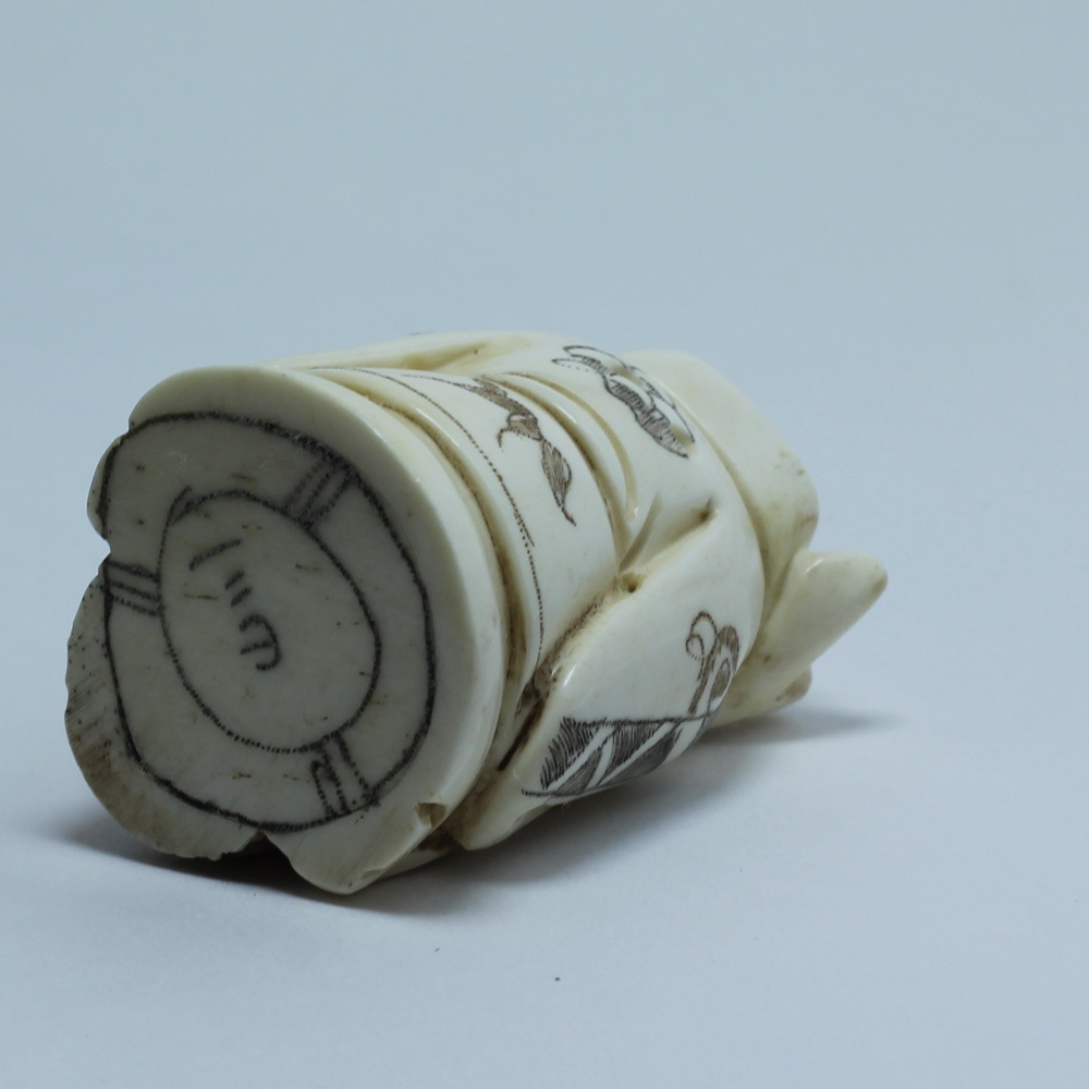 Нэцкэ Дзюродзин с длинным посохом и корзиной рыбы