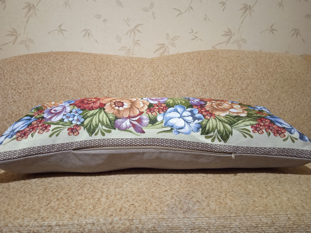 Декоративный гобеленовый чехол Цветы на светлом 34х87