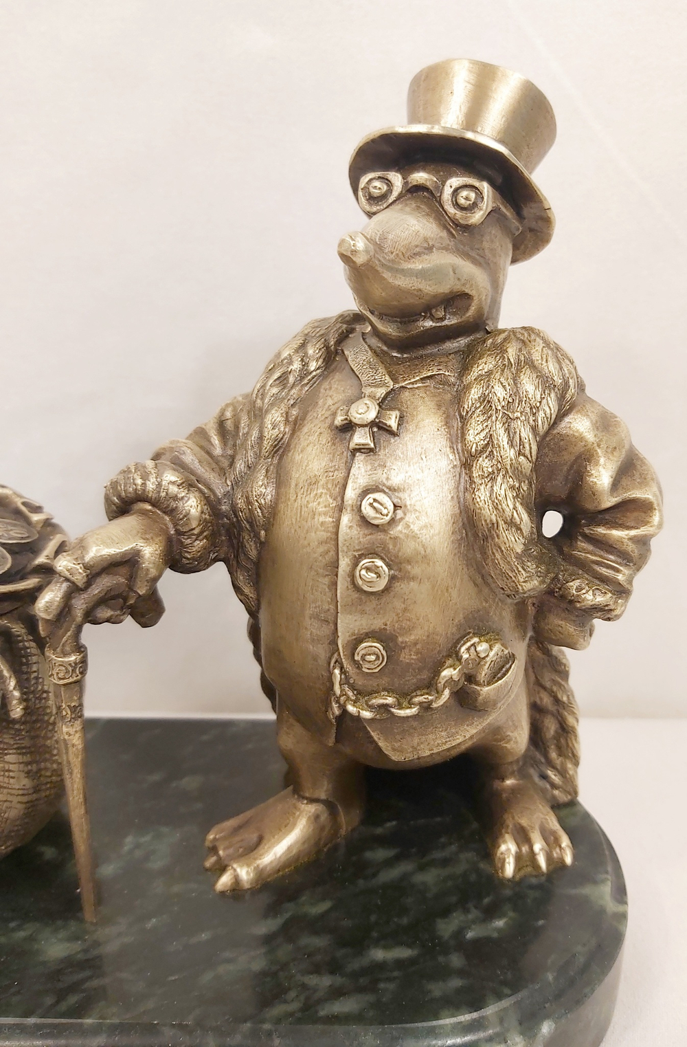 Денежный крот-банкир из бронзы