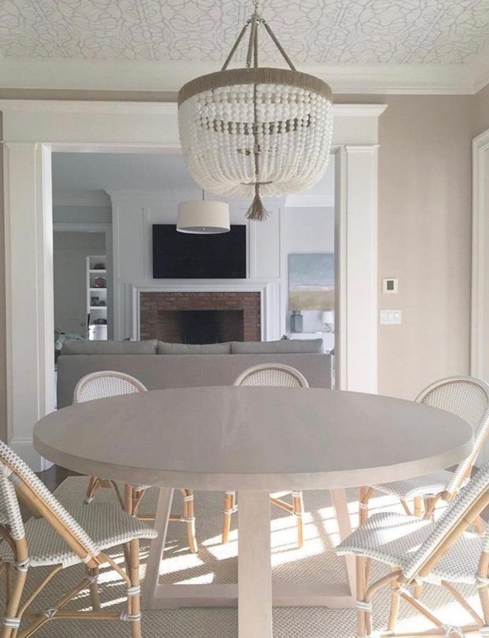 Люстра в современном стиле из белых деревянных бусин