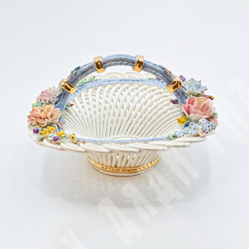 Фруктовница.  Ваза для фруктов. Плетеный фарфор, лепной декор. Испания, сер. ХХ в. Выс.15 см.