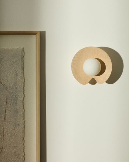 Настенный светильник Wilara из дуба с шаром из дымчатого стекла