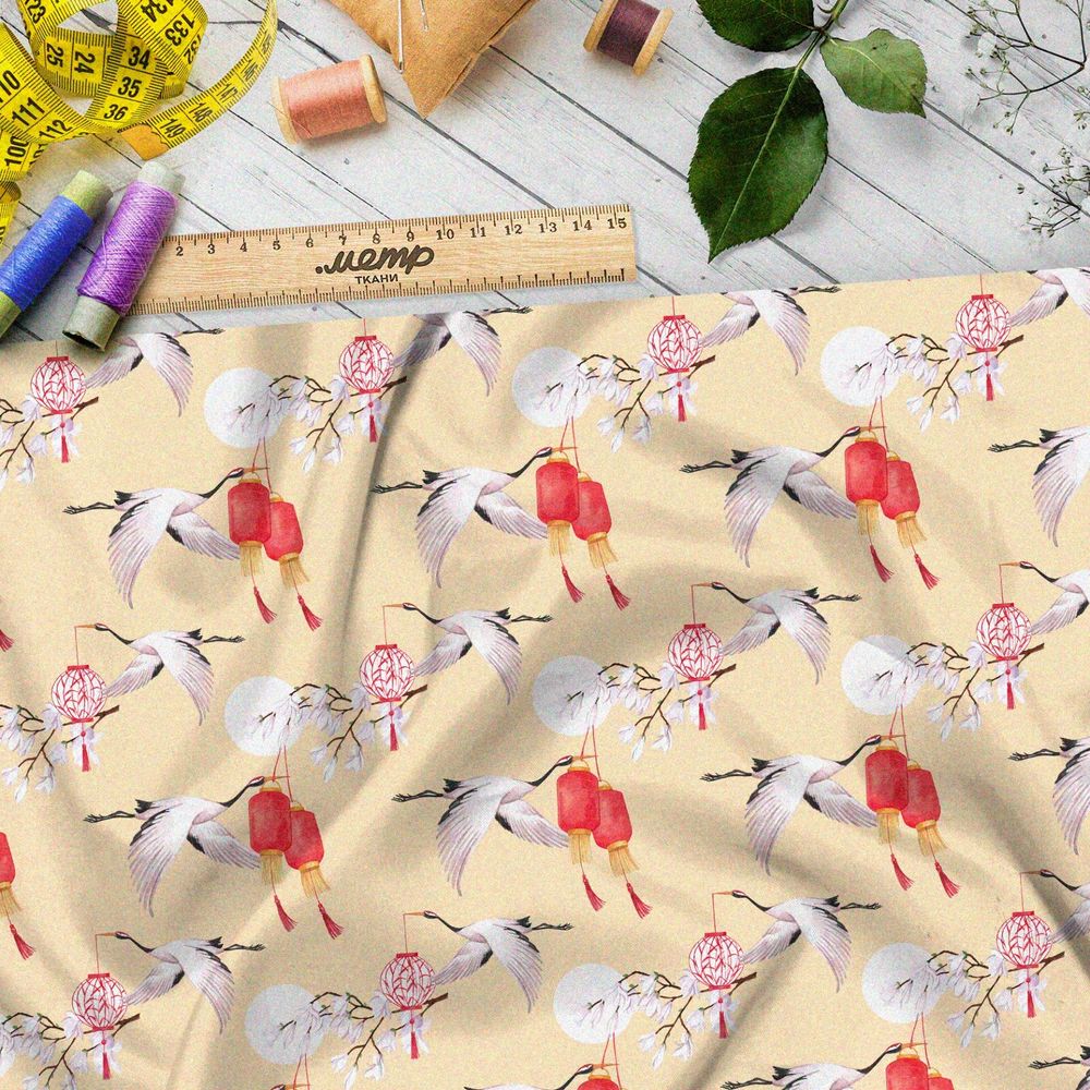 Ткань мембрана летящие аисты и красные фонари на ветвях