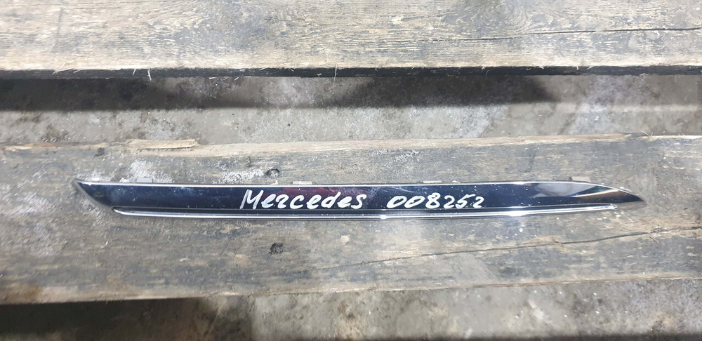 Молдинг решетки радиатора Mercedes E (W213) 16-20 Б/У Оригинал A2138880273