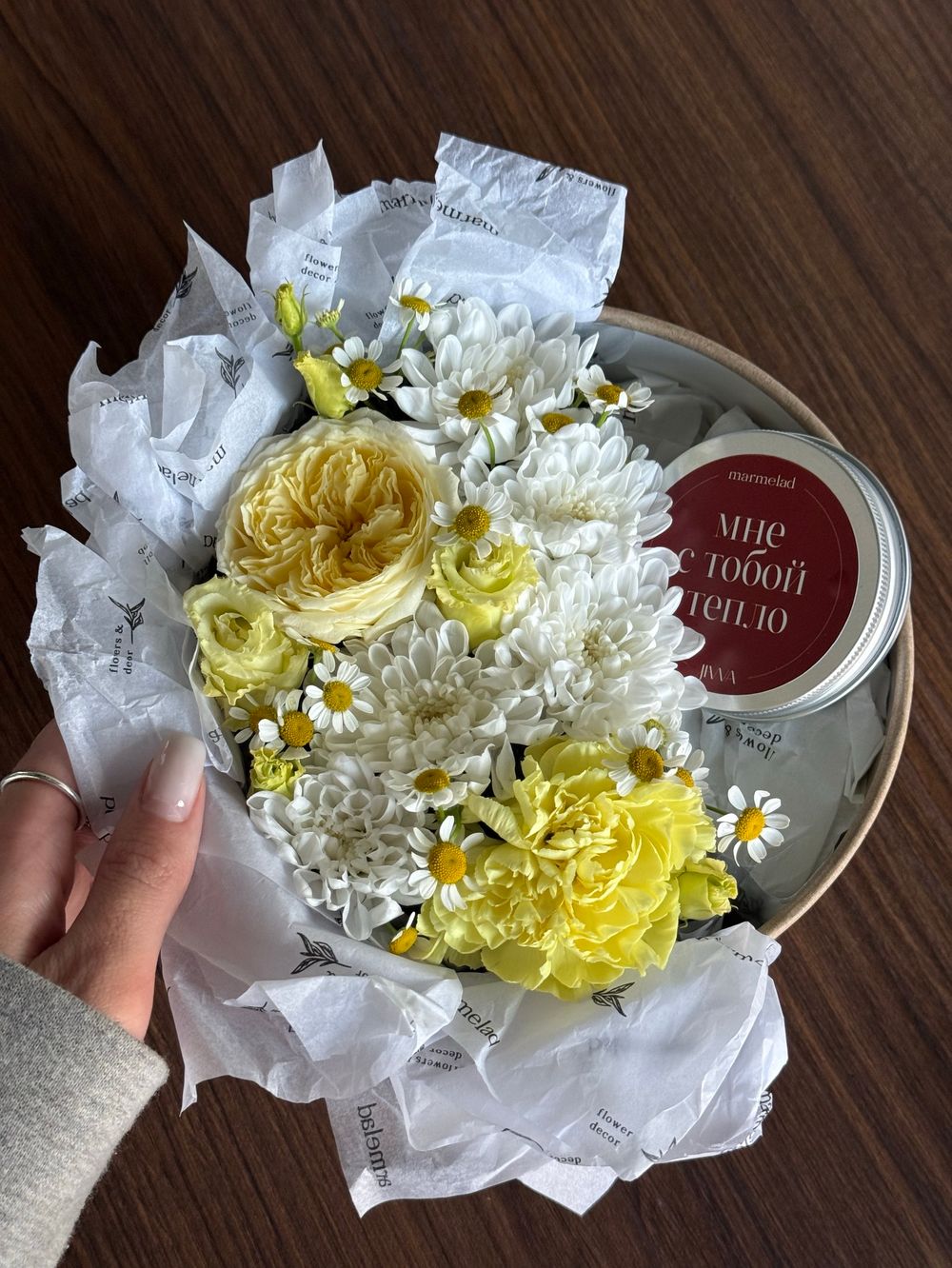 Цветочная композиция в коробке+свеча 60 мл (тиковое дерево)