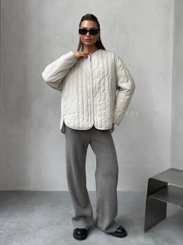 Женская стеганая куртка бежевого цвета