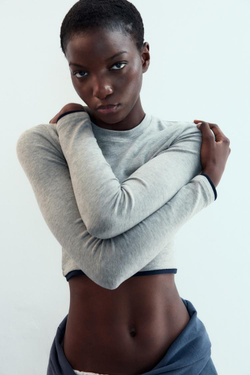 ZARA УКОРОЧЕННАЯ ФУТБОЛКА С ДВОЙНЫМ ЭФФЕКТОМ, СЕРЫЙ МЕЛАНЖ