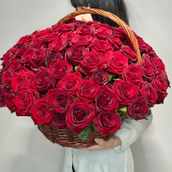 Корзина из красной розы премиум Рэд Наоми 101