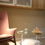 Морская раковина Мурекс ветвистый в интерьере светлой гостиной