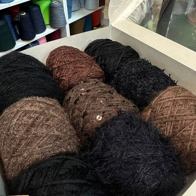 Набор теплый итальянской фантазийной пряжи "ГОРЯЧИЙ ШОКОЛАД"; состав:меринос, кидмохер, хлопок, пайетки; общий вес: 620 гр