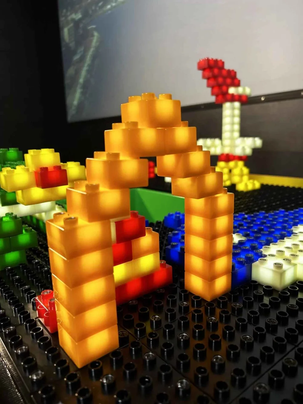 Интерактивный стол со светящимся конструктором