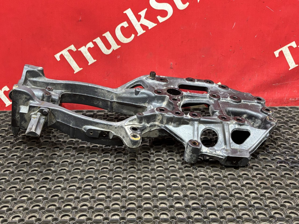 Кронштейн буксировочный левый 2023г