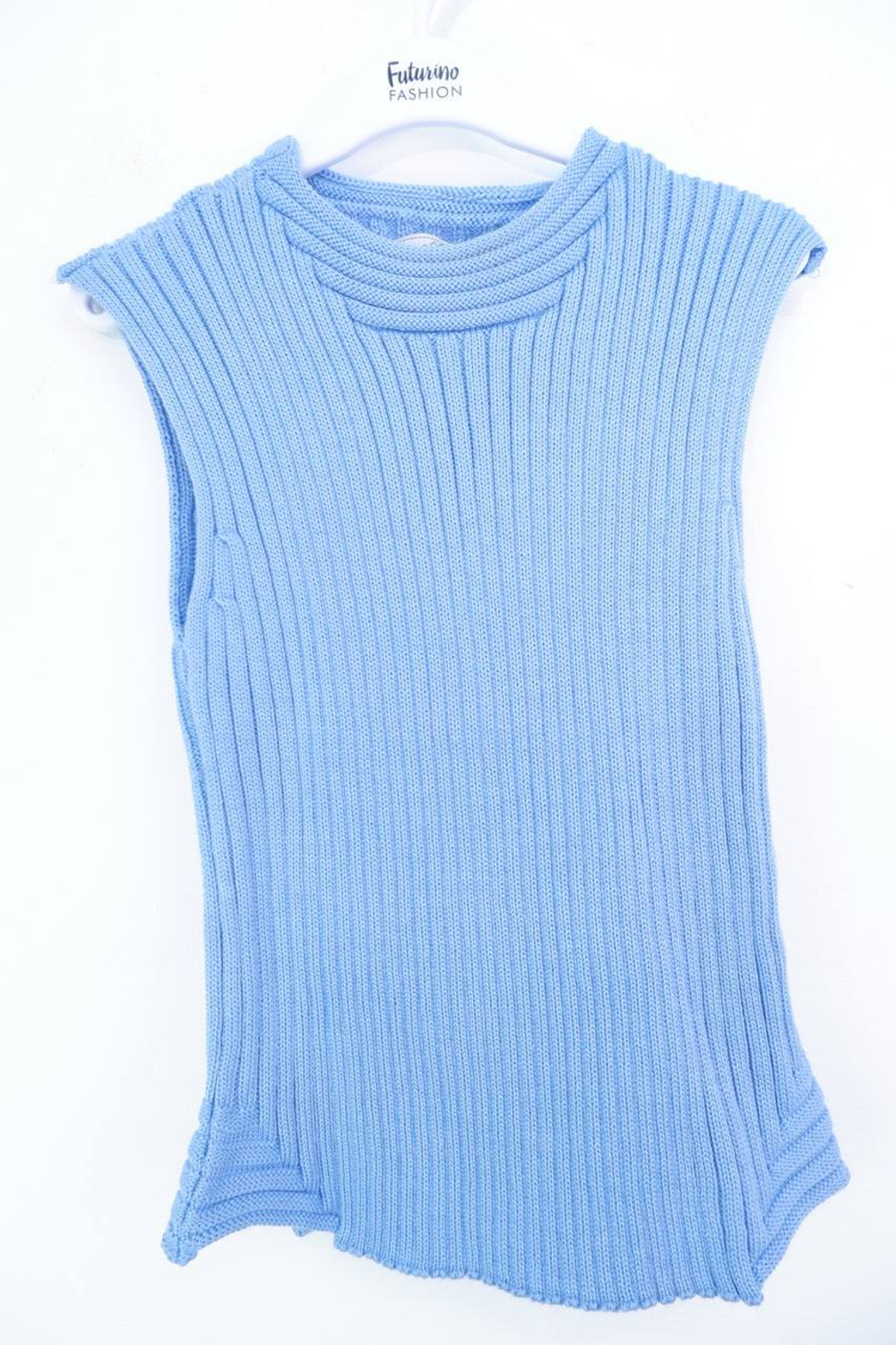 Жилет в голубом оттенке фактурный на рост 152-158, новый