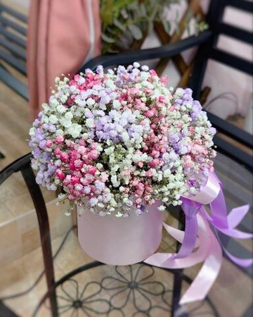 Композиция с цветной гипсофилой