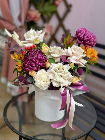 Шляпная коробка с хризантемами сорта "BIGOUDI PURPLE"