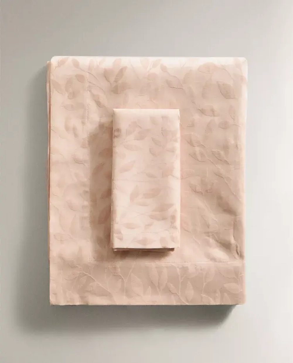 ZARA HOME ЖАККАРДОВАЯ СКАТЕРТЬ С УЗОРОМ, РОЗОВЫЙ