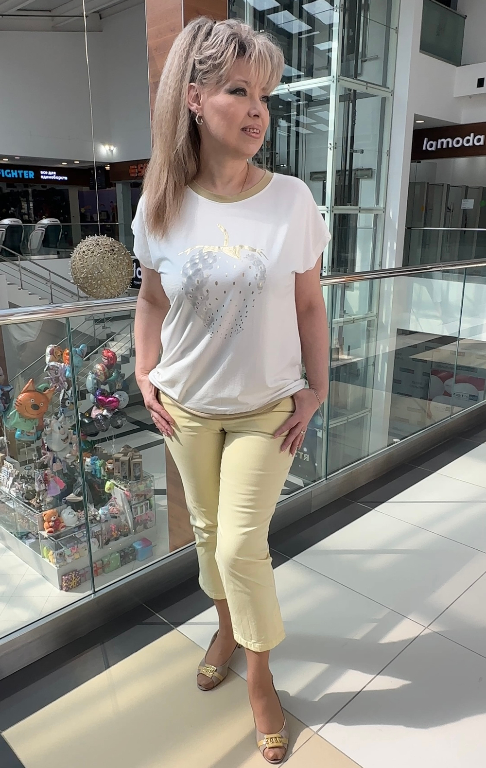 Белая блузон-футболка с изображением клубники