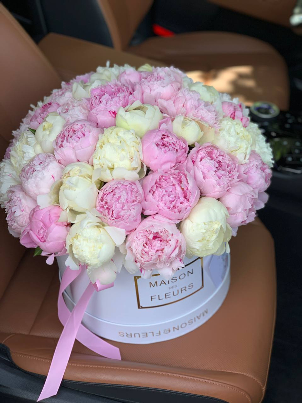 Композиция из 51 пиона в белой подарочной коробке "Maison des fleur"