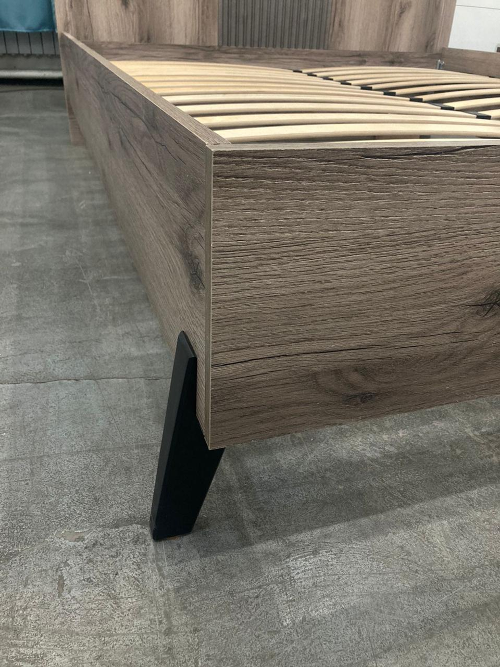 Кровать с ножками Ольга-3 Дуб делано серый/сиьвер Пэлас 1400 + орт