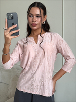 Розовая женская блузка из фактурного трикотажа с рукавом 3/4